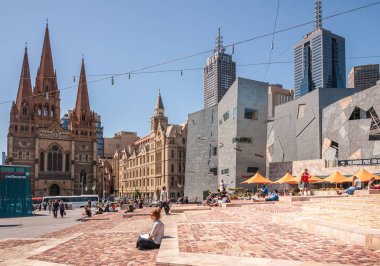 Melbourne, Avustralya 'da Federasyon meydanı güneşte pişiyor..