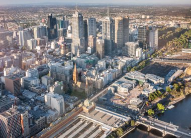Melbourne, Aus 'daki Yarra Nehri üzerindeki Princes Köprüsü' nde hava manzarası