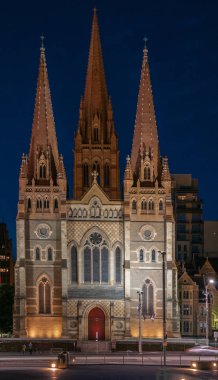Melbourne, Avustralya 'da gece Saint Pauls Katedrali.