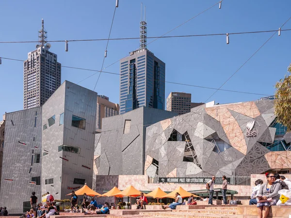 Plaza de la Federación horneando al sol con el edificio ACMI en Melbourne , — Foto de Stock