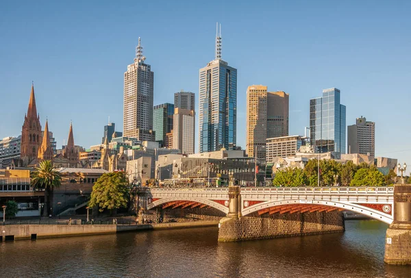 Melbourne, Avustralya 'daki Yarra Nehri üzerindeki Princes Köprüsü.