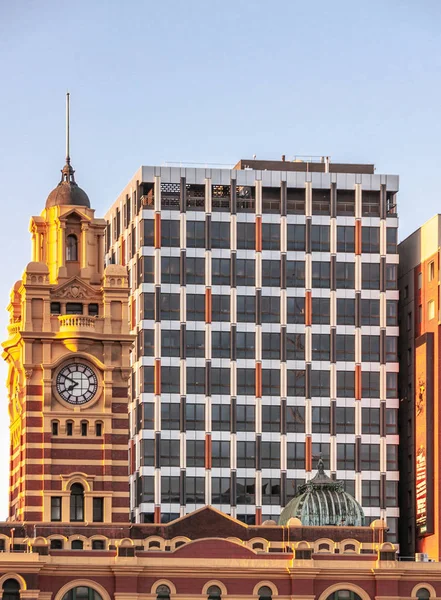 Torre del reloj de la estación de tren de Flinders Street bajo luz nocturna — Foto de Stock