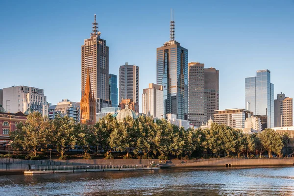 Grupo de rascacielos detrás del río Yarra en Melbourne, Australia . —  Fotos de Stock