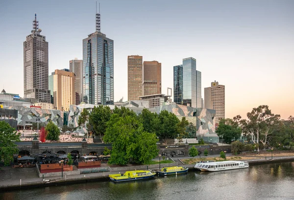 Melbourne, Avustralya 'daki Yarra Nehri' nin arkasındaki Acmi binası.. — Stok fotoğraf