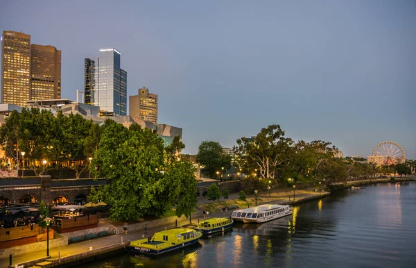 Yarra řeka a ruské kolo pozadu brzy večer v Melbourne, — Stock fotografie