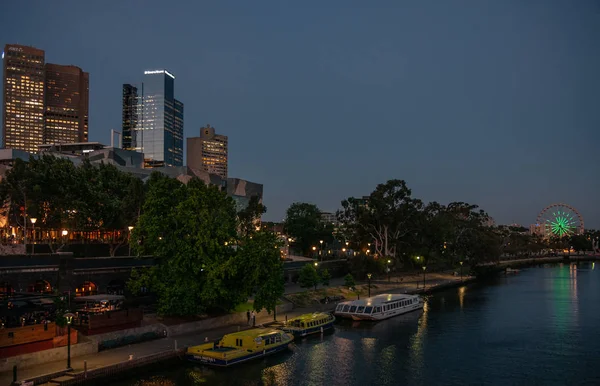 Noc padá na ruské kolo a řeku Yarra v Melbourne, Aust — Stock fotografie