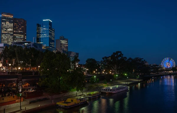 Ruské kolo a řeka Yarra v noci v Melbourne, Austrálie. — Stock fotografie