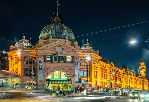 Flinders Railway Station por la noche con líneas de luz en Melbourne , — Foto de Stock