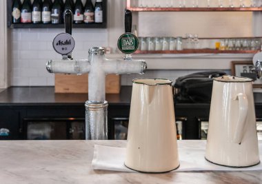 Melb 'deki Avrupa Kafe' de 2 sürahi ve 2 kollu buzlu musluk.