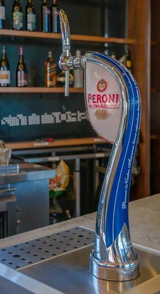 Grifo dedicado a la cerveza Peroni en el bar del Hotel Tranport en Melbour —  Fotos de Stock