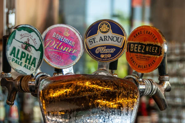 Gros plan sur l'installation du robinet au bar de Tranport Hotel à Melbourn — Photo