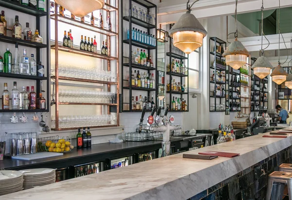 Melbourne, Avustralya 'daki Avrupa Cafe' de uzun beyaz bir bar..