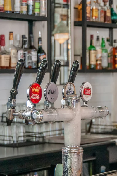 Grifo de cuatro manijas en European Café en Melbourne, Australia . —  Fotos de Stock