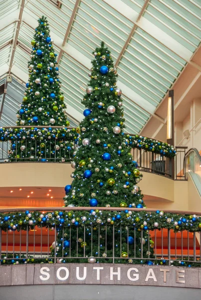 2 vysoké vánoční stromky v Southgate Mall v Melbourne, Australi — Stock fotografie