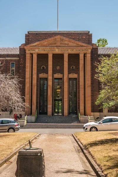 Pillared intrance para Royal Australasian faculdade de cirurgiões em M — Fotografia de Stock