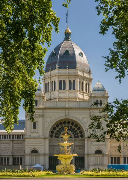 Pagoda style fountain and Royal Exhibition building, Melbourne, — Stockfoto