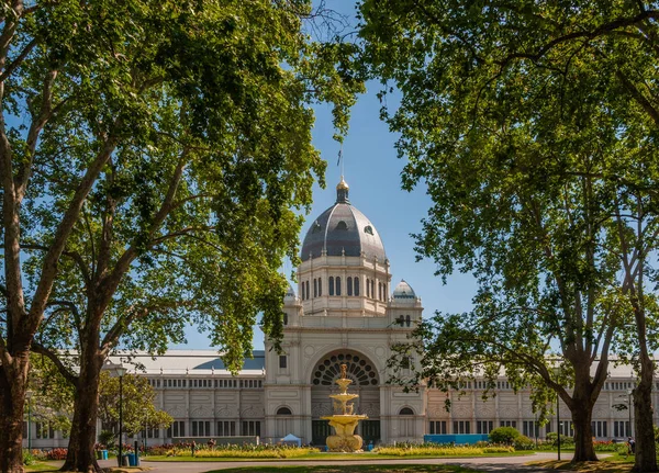 Brunnen im Pagodenstil und königliches Ausstellungsgebäude, Melbourne, — Stockfoto