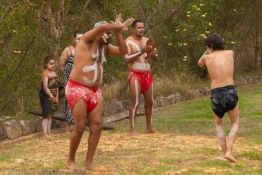 Newcastle, Australi 'de 3 Aborjin çim üzerinde dans ediyor.