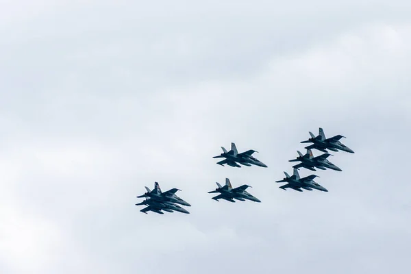 Полет над формированием военных самолетов в Ньюкасле, Австралия . — стоковое фото