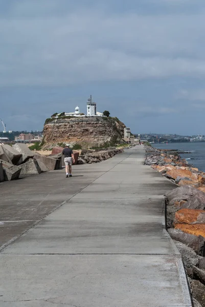 Nobbys vågbrytardamm i Newcastle, Australien. — Stockfoto