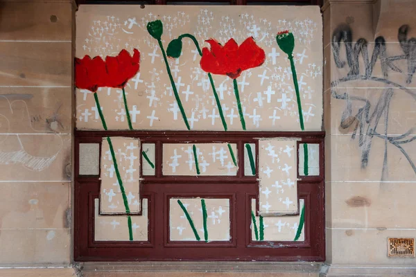 澳大利亚纽卡斯尔Ww1纪念碑的红罂粟绘画. — 图库照片