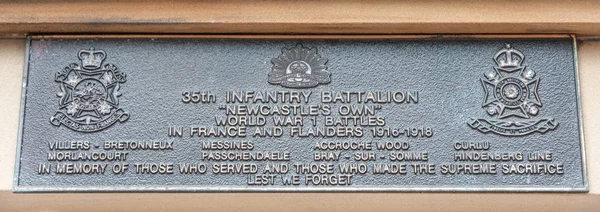 Talíř vzpomínek na bitvy ve Flandrech na památníku Ww1, Newcastle — Stock fotografie