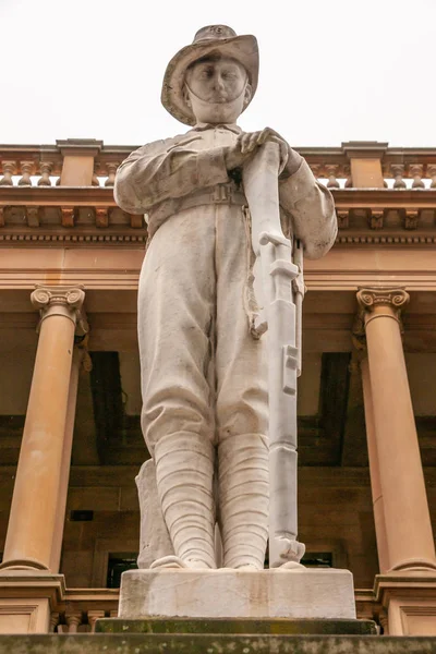 Estátua branca do soldado no memorial da Primeira Guerra Mundial, Newcastle, Austrália . — Fotografia de Stock