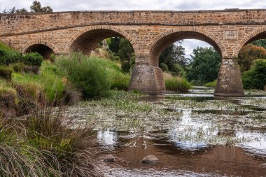 Richmon 'daki Richmond Köprüsü' nün yarısının deniz manzarası boyunca.