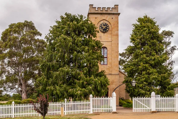 Věž a vstupní krajina kostela sv. Lukáše v Richmondu, T — Stock fotografie