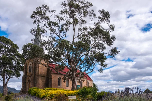 Krajobraz kościoła katolickiego św. Jana w Richmond, Tasmania, Aus — Zdjęcie stockowe