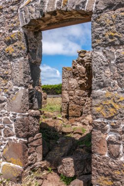 Highfield Histo 'daki harabelerin penceresindeki deliğe bakıyorum.
