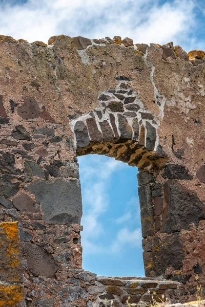 Primer plano del agujero de la ventana en las ruinas del edificio en Highfield Historic s —  Fotos de Stock