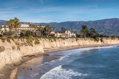 Uc Santa Barbara binaları bej kayalıkların tepesinde, Goleta, Ca