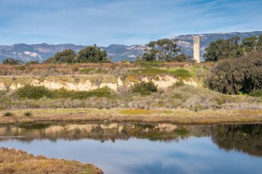 Uc Santa Ba 'daki kampüs gölü etrafındaki tepelerden çan kulesi gözetliyor.