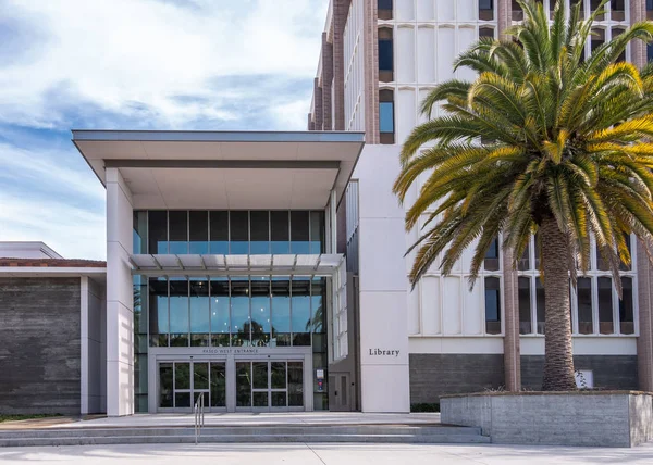 Palmeira em frente ao prédio da Biblioteca na UC Santa Barbara, Gole — Fotografia de Stock