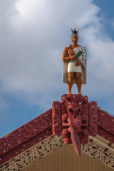 Guru maori e estátua de guerreiro no Centro Cultural Polinésio em L — Fotografia de Stock