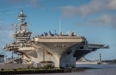 Pearl Harbor, Oahu 'da Abraham Lincoln uçak gemisinin pruvası.