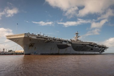 Pearl Harbor 'daki Abraham Lincoln uçak gemisinin iskele tarafında.