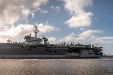 P 'deki Abraham Lincoln uçak gemisinin iskele tarafının kıç tarafı.