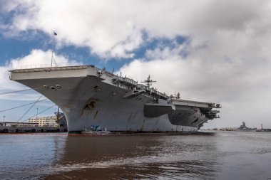 Pearl Harbor 'da Abraham Lincoln uçak gemisinin pruvası altında.