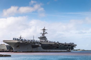 Abraham Lincoln uçak gemisi Pearl Harbor 'da mavi su üzerinde, 