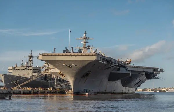 Abraham Lincoln hangarfartyg och Usns Arctic i Pearl Harbor — Stockfoto