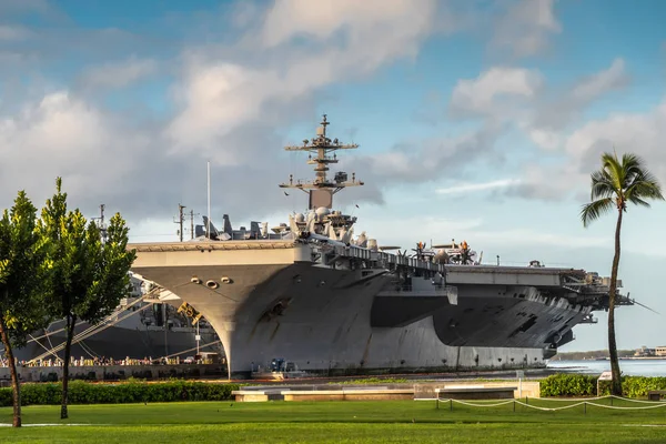 Abraham Lincoln vliegdekschip in Pearl Harbor, Oahu, Hawaï, — Stockfoto