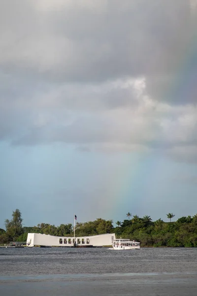 Portrait USS Arizona memorial under rainbow in Pearl Harbor, Oah — Stock Photo, Image