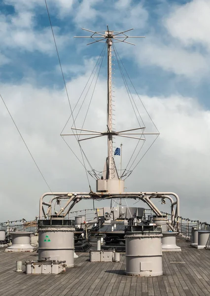 Ponte sopra la prua della USS Missouri a Pearl Harbor, Oahu, Hawaii, Stati Uniti — Foto Stock