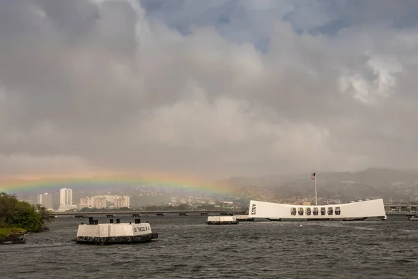 Rainbow touches USS Arizona memorial at Pearl Harbor, Oahu, Hawa — Stock Photo, Image
