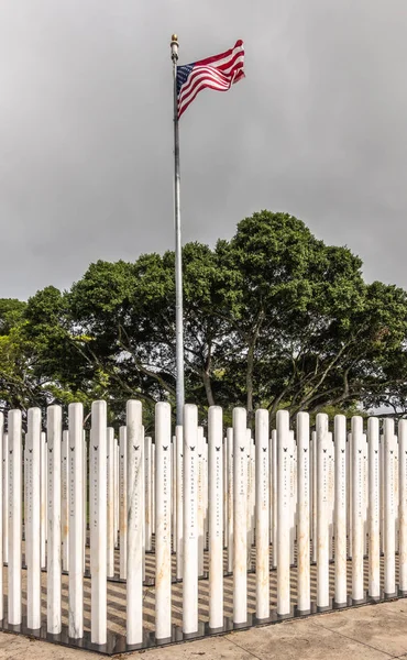 Name sticks and flag at corner on USS Oklahoma memorial in Pearl — Stock Photo, Image