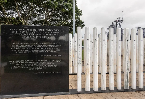 Название палочки и черная стена на USS Oklahoma Memorial в Перл-Хар — стоковое фото