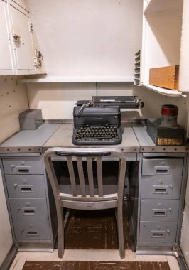 Pearl Harbor, Oahu 'daki Uss Bowfin denizaltısında küçük bir ofis masası.,