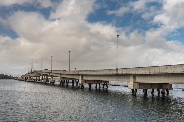 Pearl Harbor, Oahu, Hawaii 'deki Beton Ford Adası duba köprüsü. — Stok fotoğraf